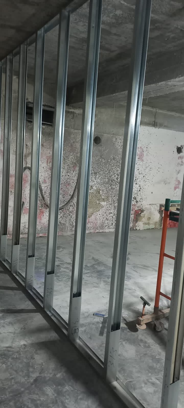Монтаж металлокаркаса кабины